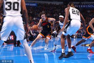 了聚光灯下 了聚光灯下